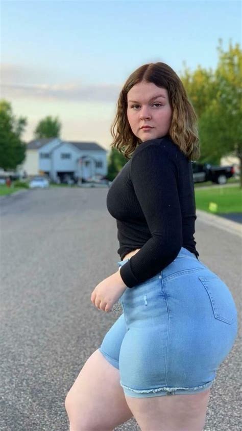 YOUNG PAWG TEEN (18+)